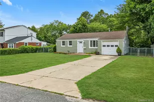 1580 N Gardiner Dr, Bay Shore, NY 11706 - Photo 2