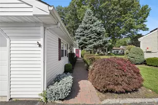 4 Flair Way, Coram, NY 11727 - Photo 20