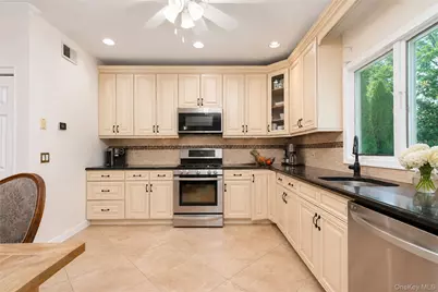 22 Putters Court, New York, NY 10301 - Photo 12