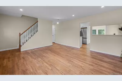 381 N Clinton Avenue, Lindenhurst, NY 11757 - Photo 8