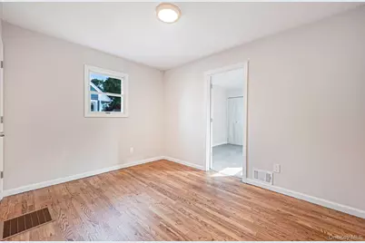 381 N Clinton Avenue, Lindenhurst, NY 11757 - Photo 12