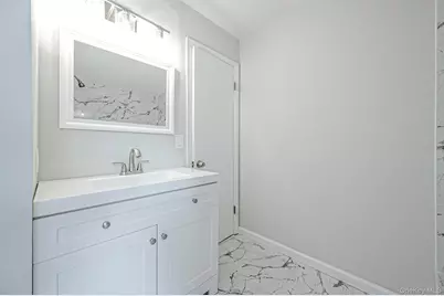 381 N Clinton Avenue, Lindenhurst, NY 11757 - Photo 22