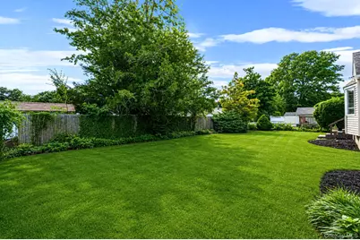 381 N Clinton Avenue, Lindenhurst, NY 11757 - Photo 24