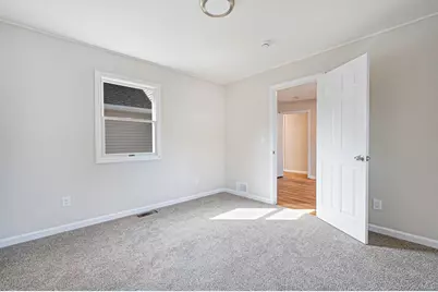 381 N Clinton Avenue, Lindenhurst, NY 11757 - Photo 14