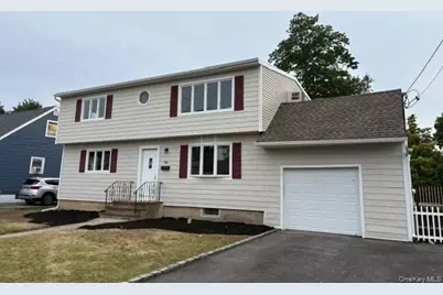 381 N Clinton Avenue, Lindenhurst, NY 11757 - Photo 2