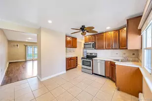 21 Horn Ln, Levittown, NY 11756 - Photo 4