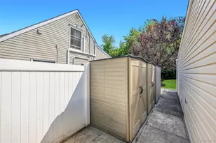 21 Horn Ln, Levittown, NY 11756 - Photo 30
