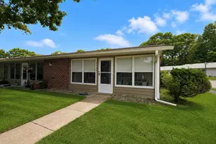 258 Newcastle Ct, Ridge, NY 11961 - Photo 2