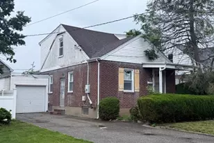 1915 Stewart Ave, New Hyde Park, NY 11040 - Photo 4