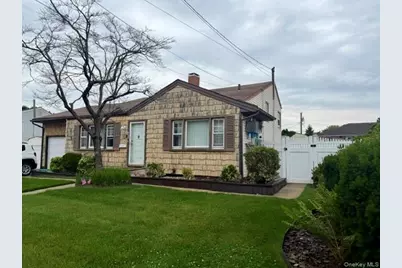452 N Monroe Avenue, Lindenhurst, NY 11757 - Photo 2