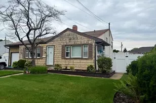452 N Monroe Ave, Lindenhurst, NY 11757 - Photo 2