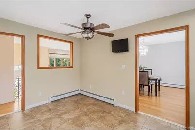 395 N Putnam Avenue, Lindenhurst, NY 11757 - Photo 10