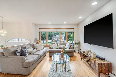 395 N Putnam Avenue, Lindenhurst, NY 11757 - Photo 2