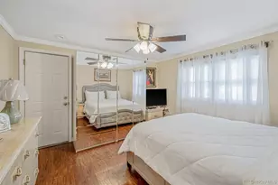 395 N Putnam Ave, Lindenhurst, NY 11757 - Photo 30