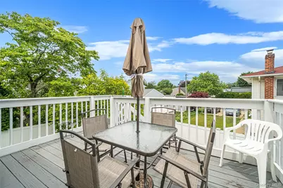 395 N Putnam Avenue, Lindenhurst, NY 11757 - Photo 18