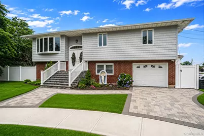 395 N Putnam Avenue, Lindenhurst, NY 11757 - Photo 1
