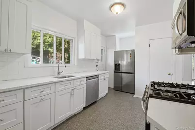 222 Carol Avenue #Right Side, Pelham, NY 10803 - Photo 2