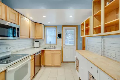 7 Inca Drive, Bay Shore, NY 11706 - Photo 8