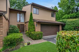 49 Wimbledon Dr, Roslyn, NY 11576 - Photo 2