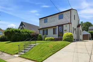 65 Moore St, New Hyde Park, NY 11040 - Photo 2