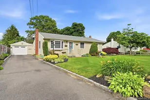 32 Jackson St, Riverhead, NY 11901 - Photo 2
