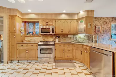 179 Scarcliffe Drive, Malverne, NY 11565 - Photo 18