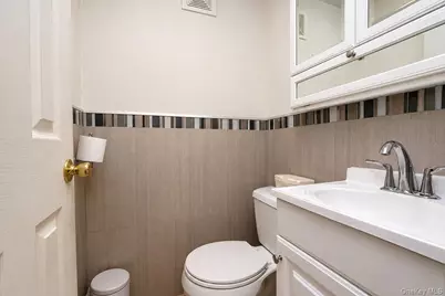 64 Amanda Court, New York, NY 10312 - Photo 12