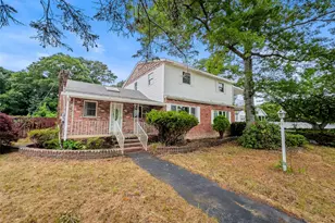 10 Windsor Pl, Shirley, NY 11967 - Photo 2