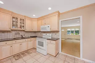 6 Island St, Plainview, NY 11803 - Photo 12