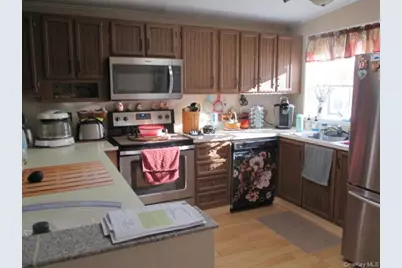 130 Village Circle W, Manorville, NY 11949 - Photo 4