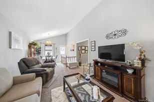 33 Wilshire Dr, North Babylon, NY 11703 - Photo 16