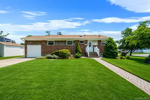 33 Wilshire Dr, North Babylon, NY 11703 - Photo 2