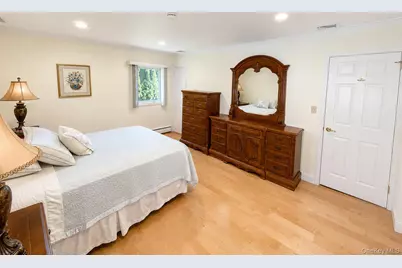 377 Old Courthouse Road, Manhasset Hills, NY 11040 - Photo 26