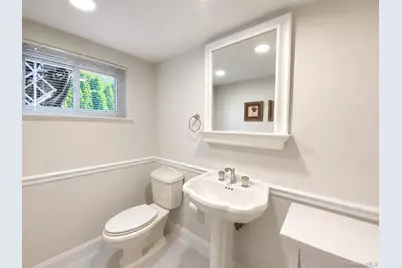 377 Old Courthouse Road, Manhasset Hills, NY 11040 - Photo 38