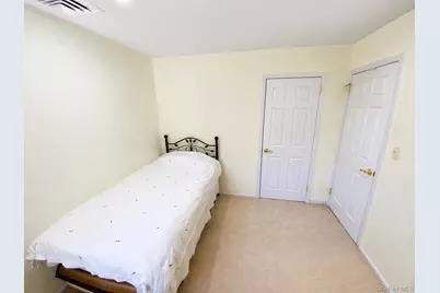 377 Old Courthouse Road, Manhasset Hills, NY 11040 - Photo 20