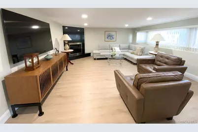 377 Old Courthouse Road, Manhasset Hills, NY 11040 - Photo 32