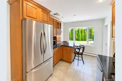 377 Old Courthouse Road, Manhasset Hills, NY 11040 - Photo 16