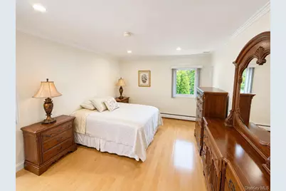 377 Old Courthouse Road, Manhasset Hills, NY 11040 - Photo 24