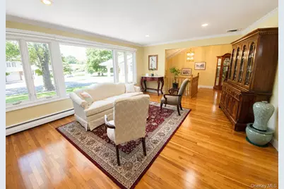 377 Old Courthouse Road, Manhasset Hills, NY 11040 - Photo 6