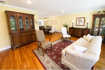 377 Old Courthouse Road, Manhasset Hills, NY 11040 - Photo 8