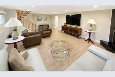 377 Old Courthouse Road, Manhasset Hills, NY 11040 - Photo 34