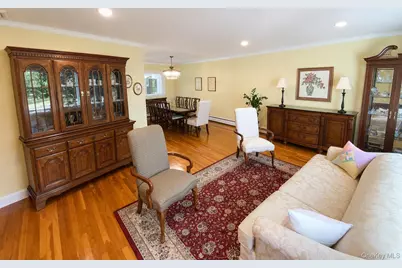 377 Old Courthouse Road, Manhasset Hills, NY 11040 - Photo 4