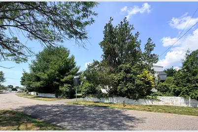 126 Eaton Lane, West Islip, NY 11795 - Photo 32