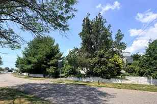 126 Eaton Ln, West Islip, NY 11795 - Photo 32
