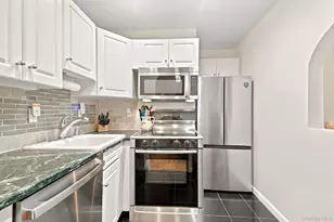 910 Stuart Ave, Mamaroneck, NY 10543 - Photo 4