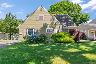7 Chickadee Ln, Levittown, NY 11756 - Photo 26