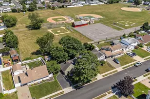 7 Chickadee Ln, Levittown, NY 11756 - Photo 28