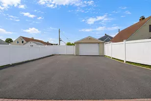 164 Bloomingdale Rd, Levittown, NY 11756 - Photo 4