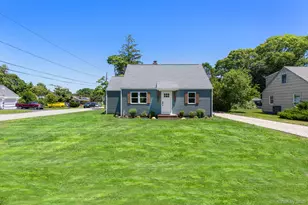 90 Sunrise Ave, Riverhead, NY 11901 - Photo 2