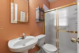 96 Plainview Rd, Woodbury, NY 11797 - Photo 32